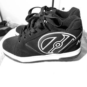 BLACK AND WHITE HEELYS KIDS SIZE 3